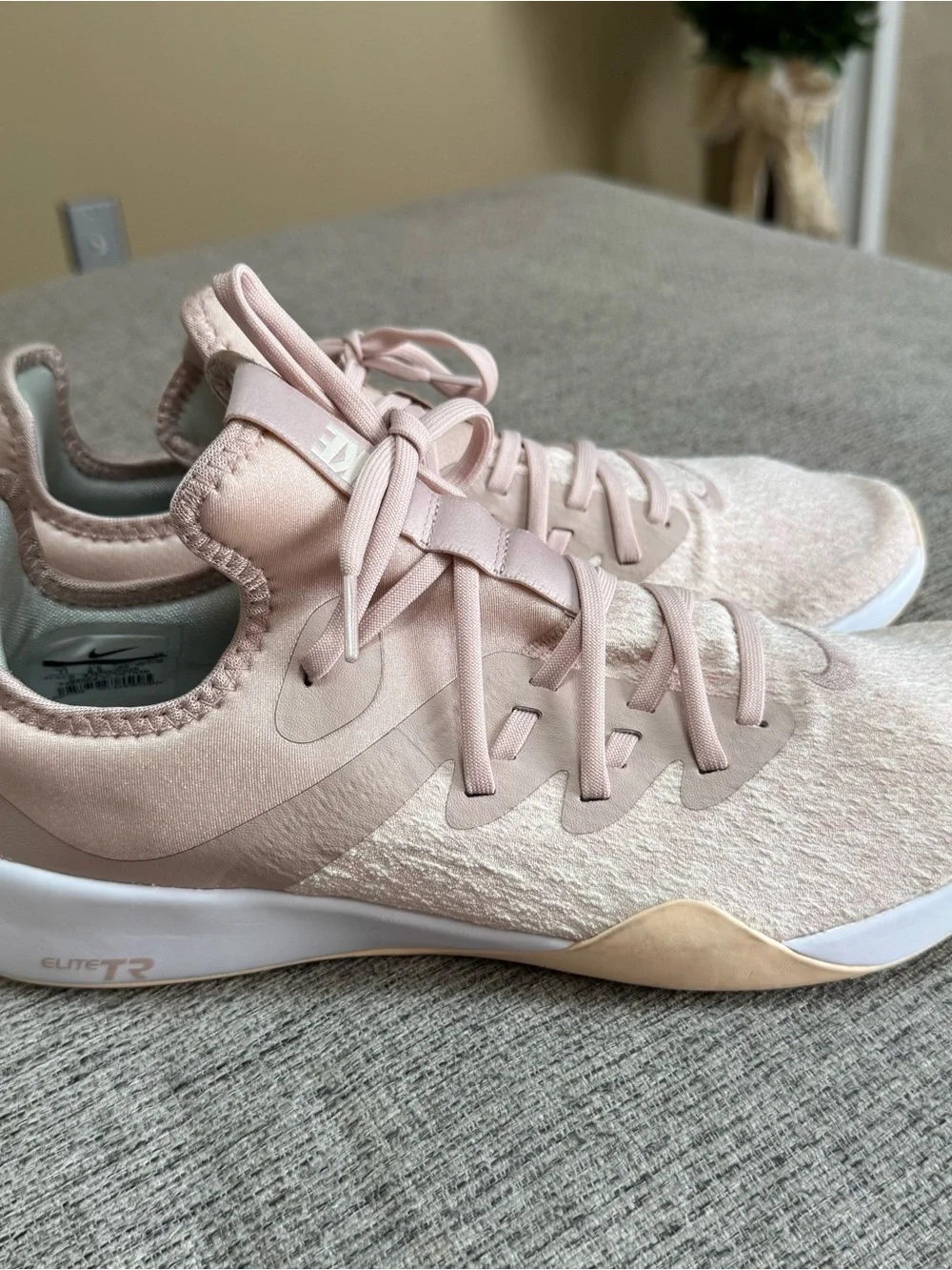 new Nike Women’s Blush Pink Lightweight Running Sneakers size 11